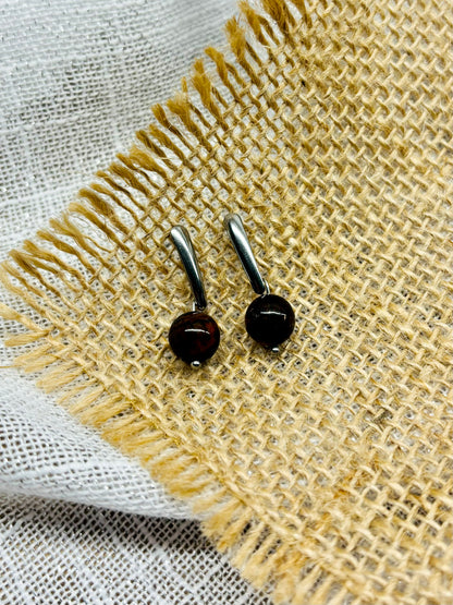 Boucles d'oreille MADELEINE, avec pierre d'Oeil de Taureau, exposées sur de la toile de jute.
