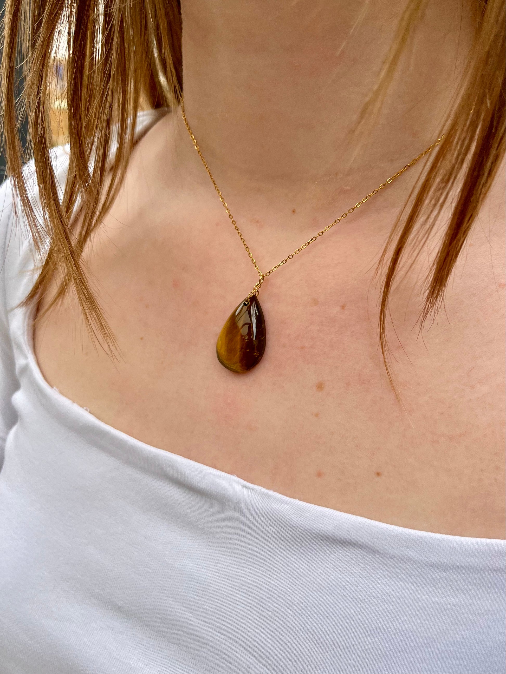 Collier MAELA, avec pierre d'Oeil de Tigre, porté.