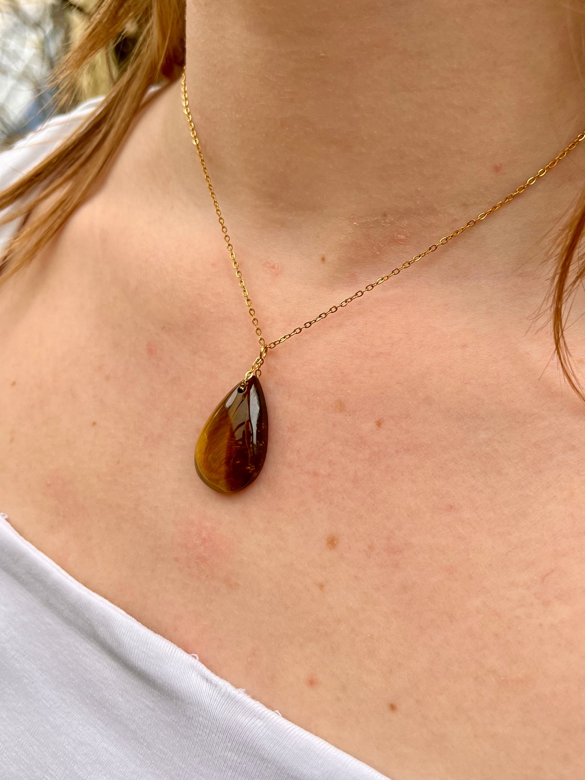 Collier MAELA, avec pierre d'Oeil de Tigre, porté.