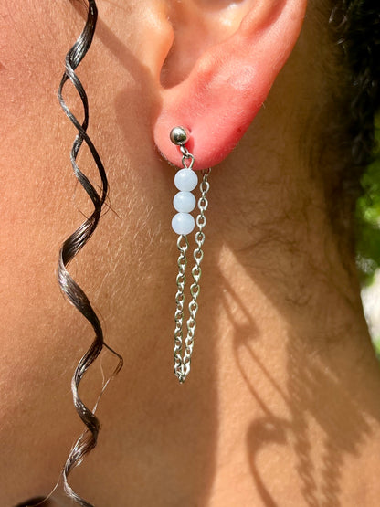 Boucles d'oreille MALIA, de couleur argent avec pierres d'Angélite, portées.