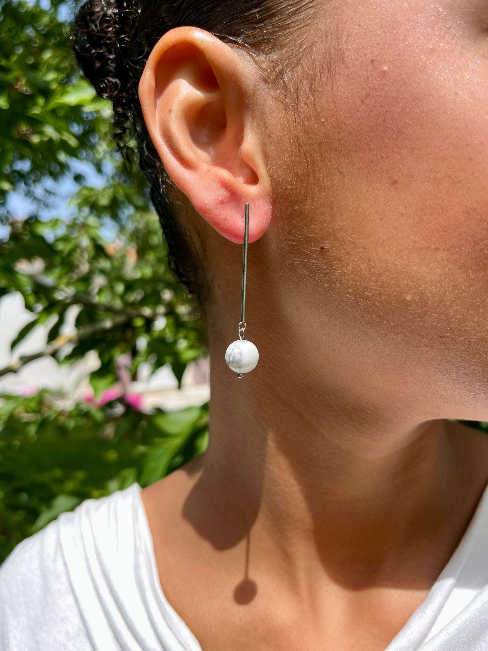 Boucles d'oreille MANON, avec pierre de Howlite, Trésors de cailloux