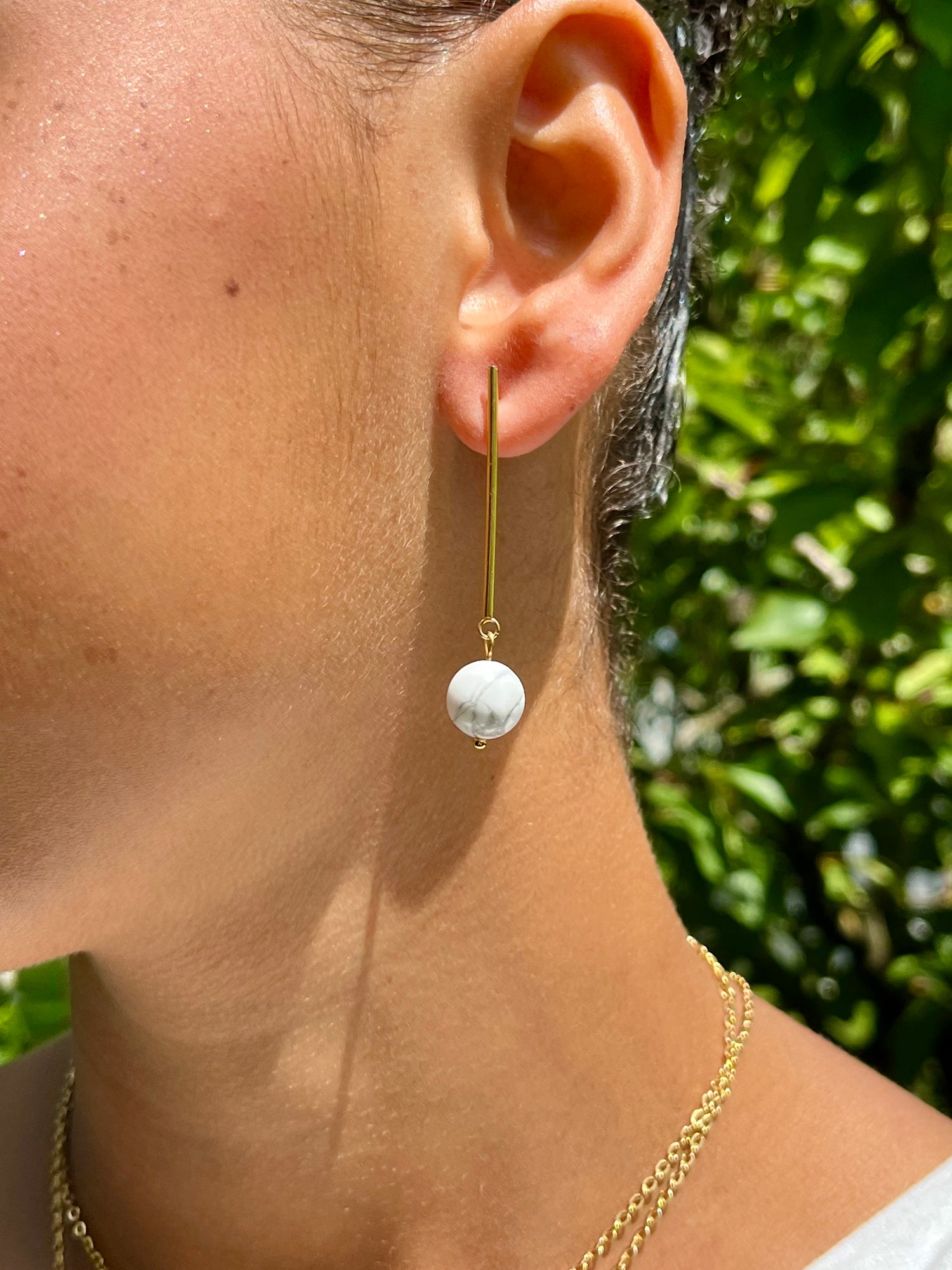 Boucles d'oreille MANON, avec pierre de Howlite, portées. Trésors de Cailloux