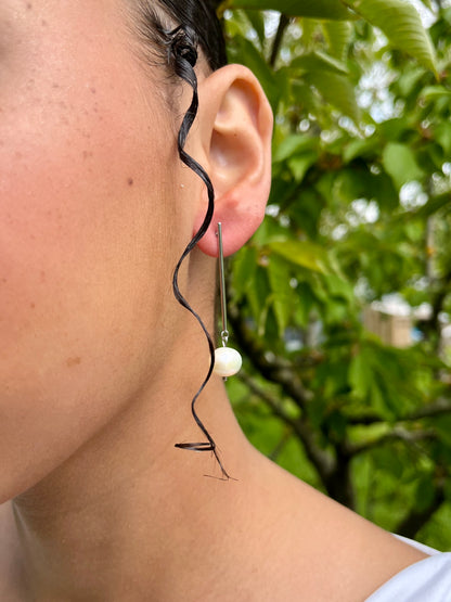 Boucles d'oreille MANON, en Perle de Culture, portées.