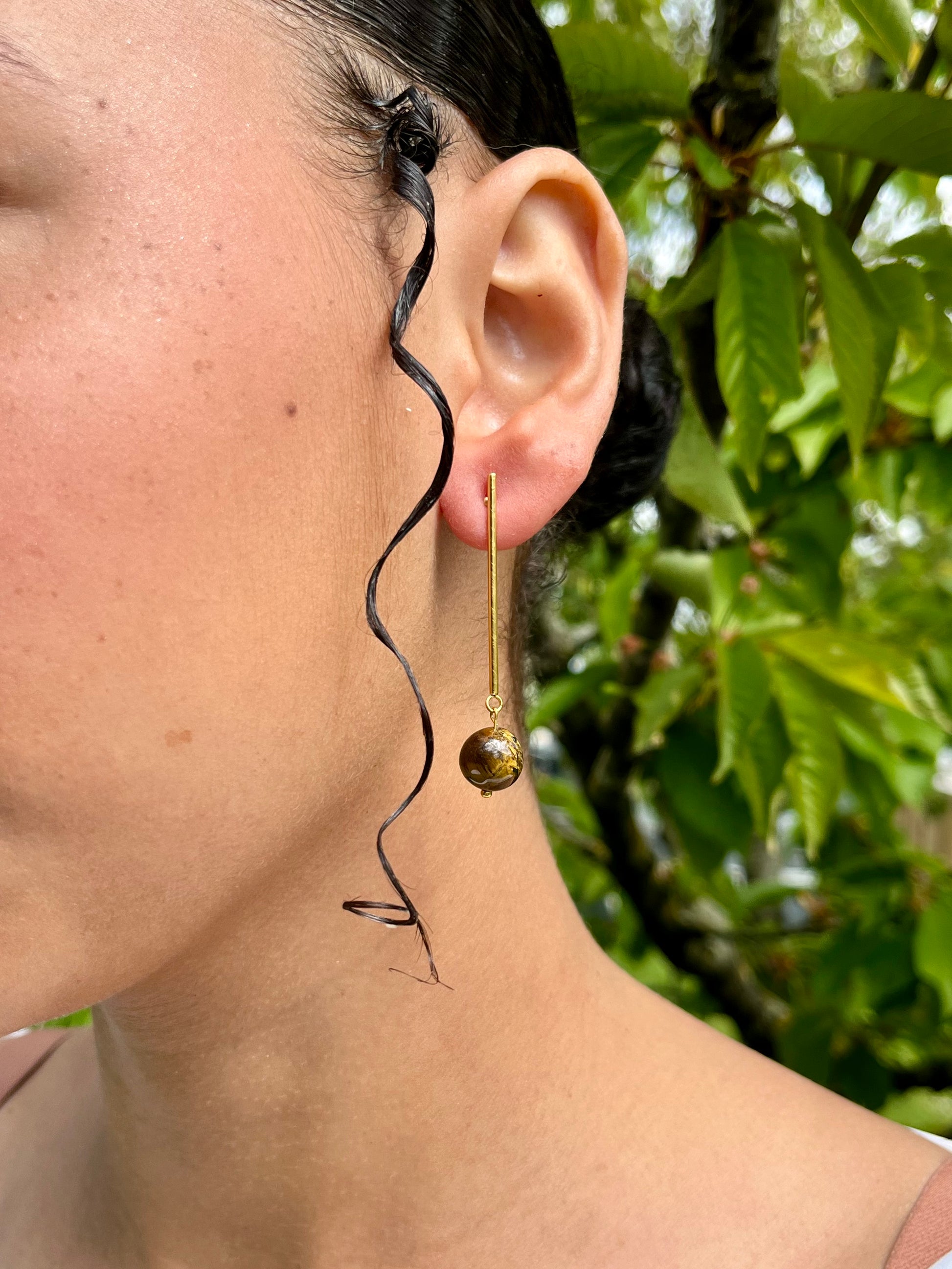Boucles d'oreille MANON, en pierre d'Oeil de Tigre, portées.