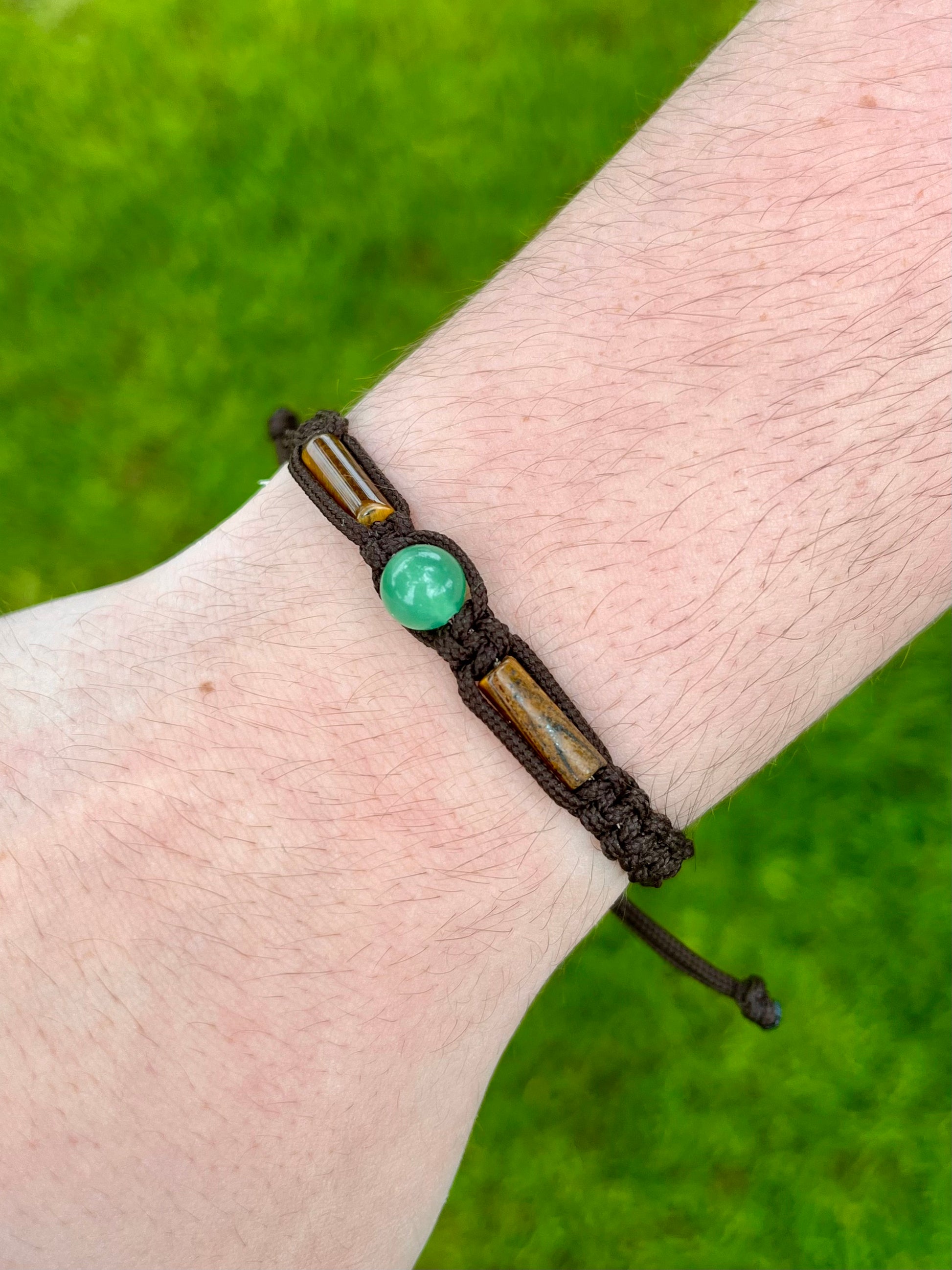 Bracelet NOAH, avec pierres d'Aventurine et d'Oeil de Tigre, porté.