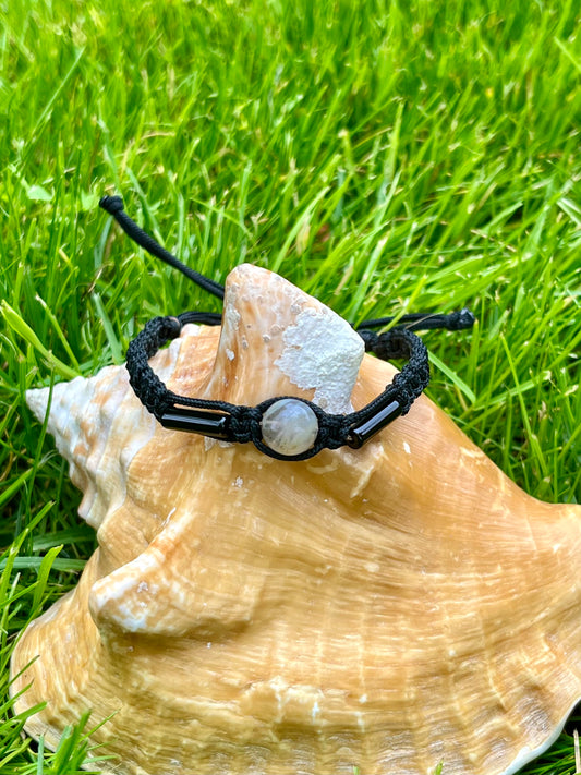 Bracelet NOAH, avec pierre de Labradorite et d'Agate, exposé sur un coquillage.