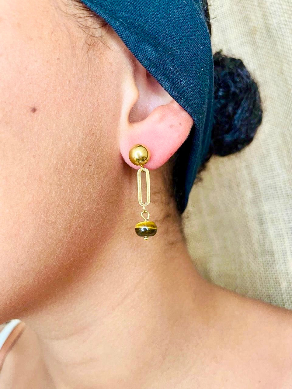 Boucles d'oreille NOËLA, avec pierre d'Oeil de Tigre, portées.