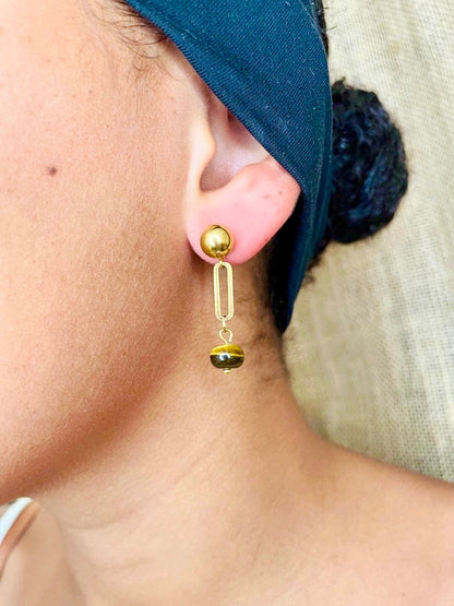 Boucles d'oreille NOËLA, avec pierre d'Oeil de Tigre, portées.