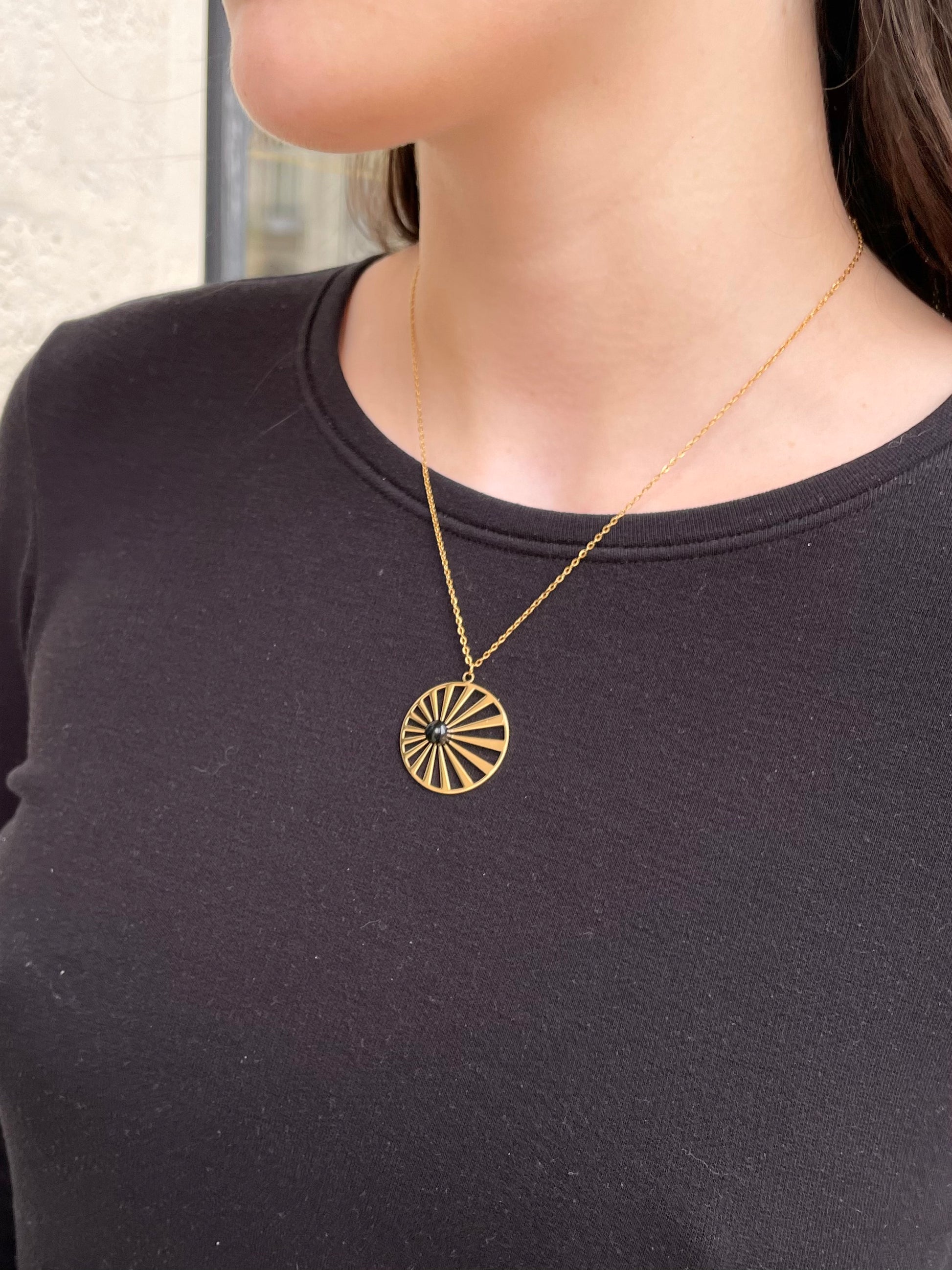 Collier SANA, de couleur dorée avec pierre d'Agate, porté.