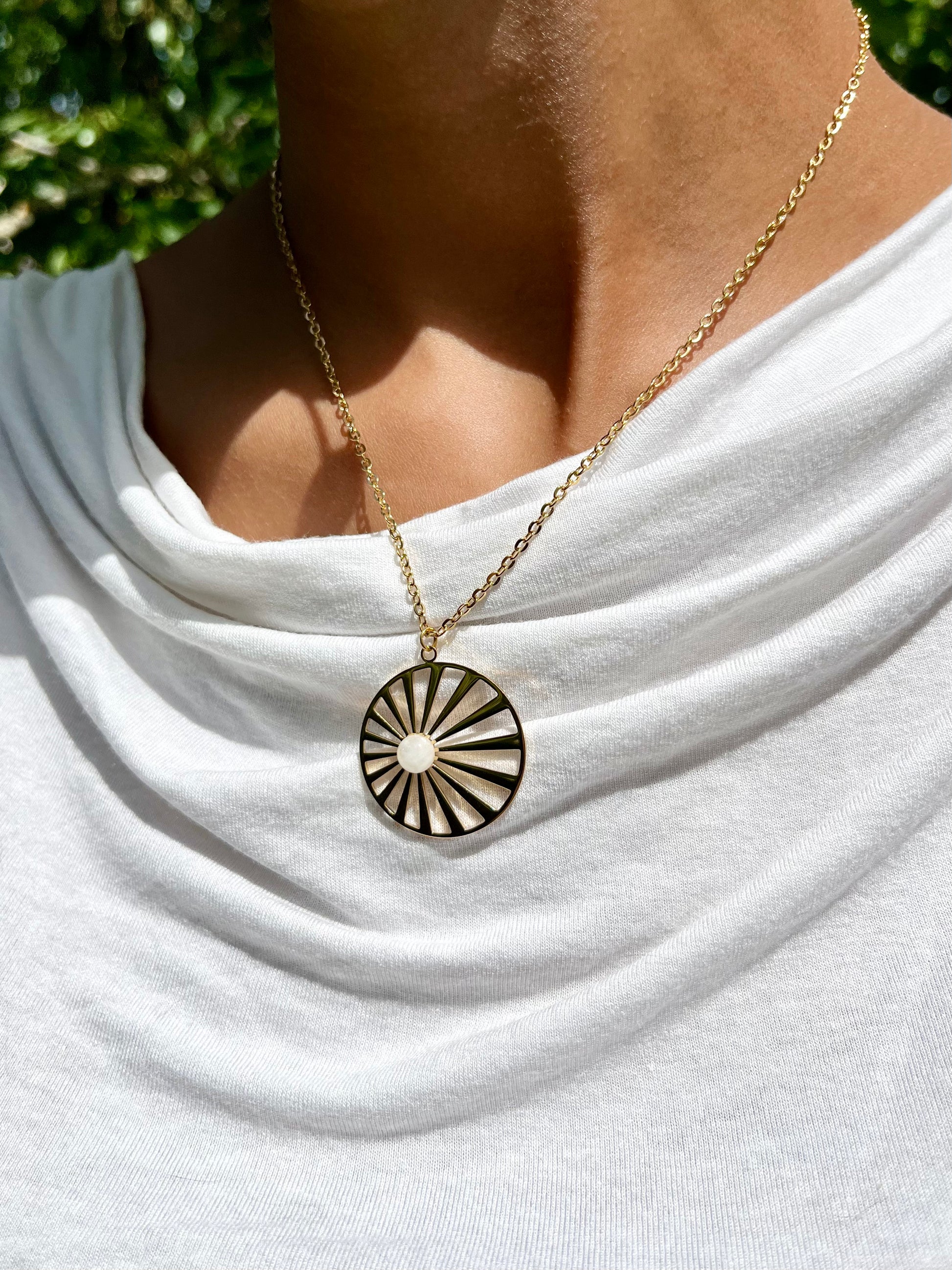 Collier SANA, avec Pierre de Lune, porté. Trésors de Cailloux