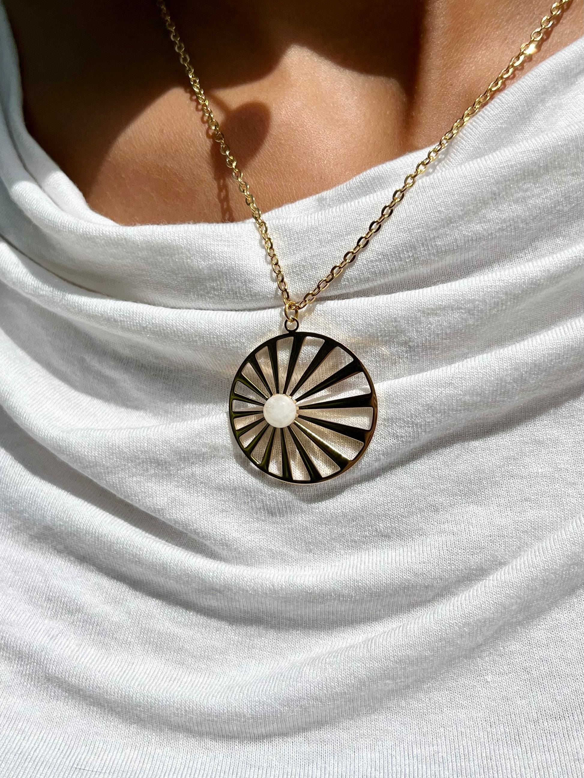 Collier SANA, avec Pierre de Lune, porté. Trésors de Cailloux