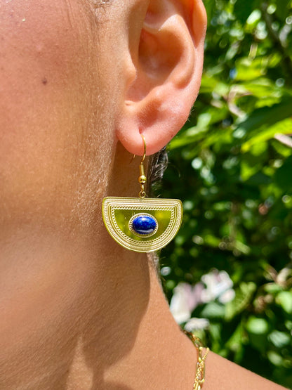 Boucles d'oreille SELENA, avec pierres de Lapis-Lazuli, portées.