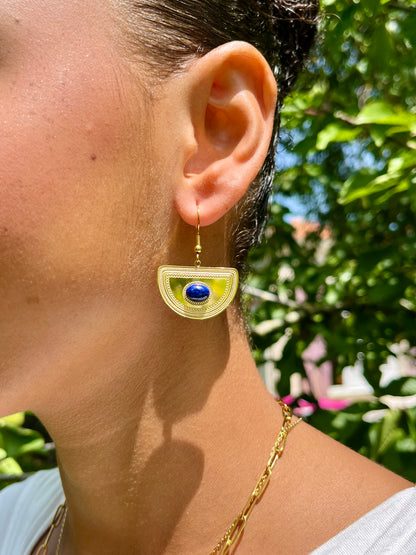 Boucles d'oreille SELENA, avec pierres de Lapis-Lazuli, portées.