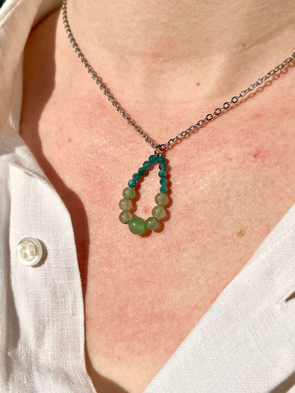 Collier SIMONA, avec pierres d'Aventurine et d'Apatite, porté.