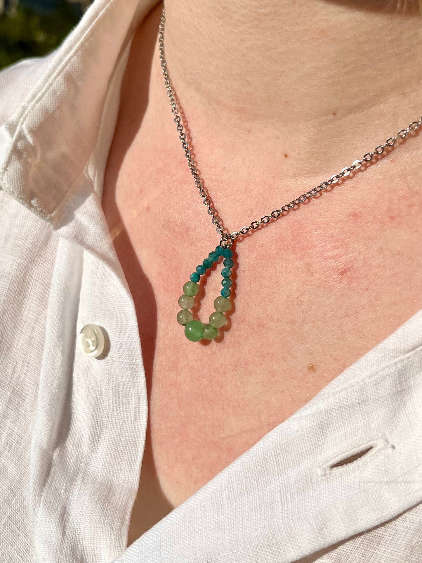 Collier SIMONA, avec pierres d'Aventurine et d'Apatite, porté.