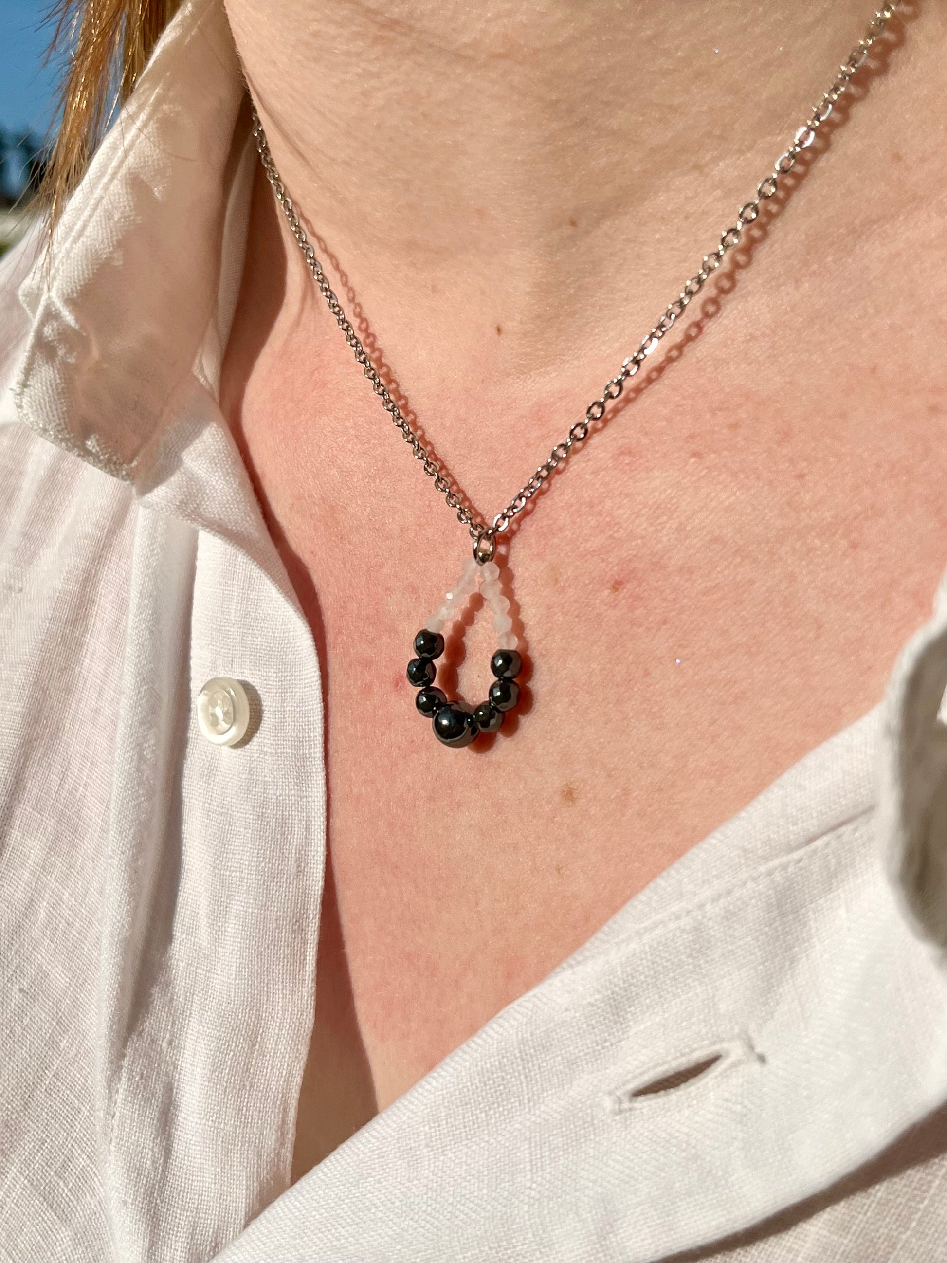 Collier SIMONA, avec pierres d'Hématites et de Quartz Rose, porté.