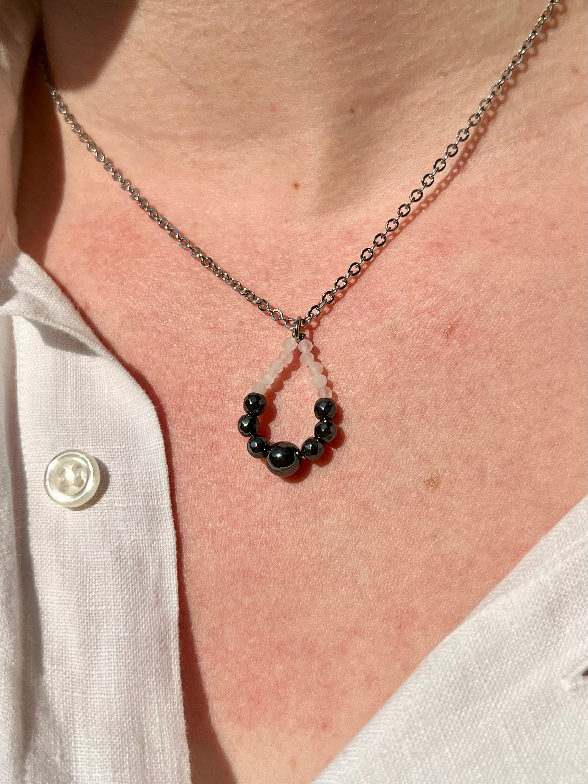 Collier SIMONA, avec pierres d'Hématites et de Quartz Rose, porté.