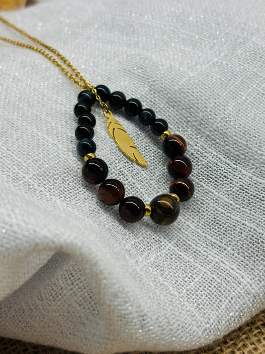 Collier SIMONE, avec pierre d'Oeil de Tigre, de Taureau et de Faucon, exposé sur un fond en lin.