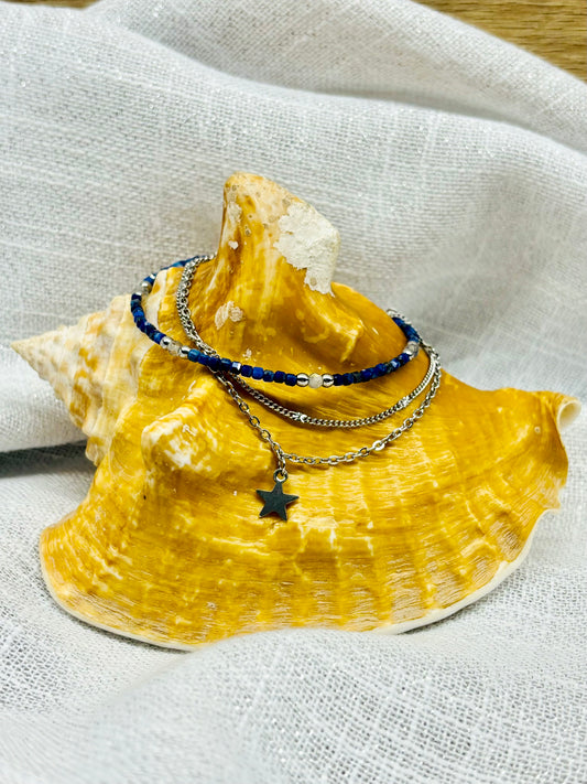 Bracelet STELLA, avec pierre de Lapis-Lazuli et Labradorite, exposé sur un coquillage.