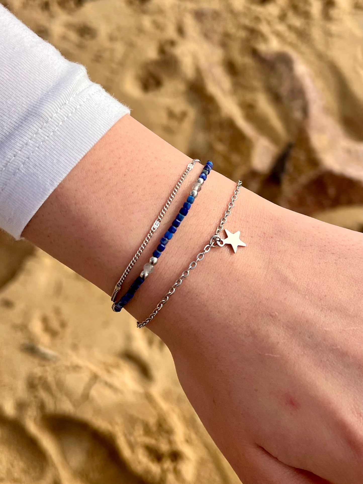Bracelet STELLA, avec pierre de Lapis-Lazuli et Labradorite, porté sur une main de femme.