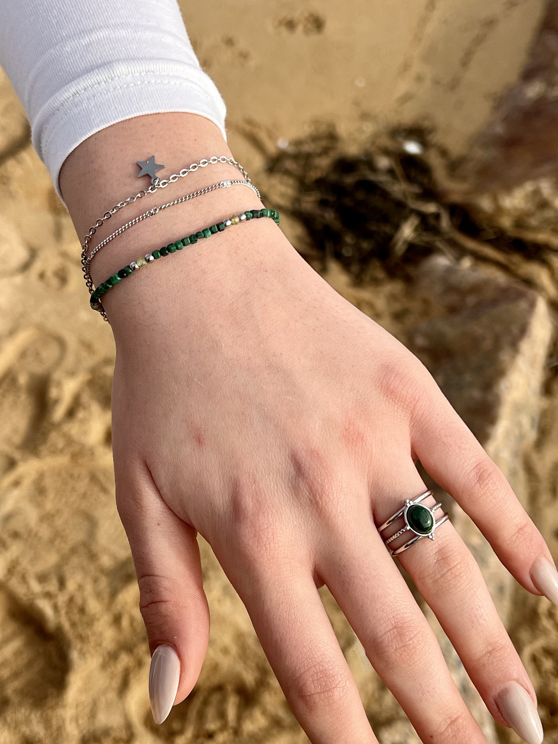 Bracelet STELLA et bague, avec pierre de Malachite et Péridot, portés sur un poignet de femme.