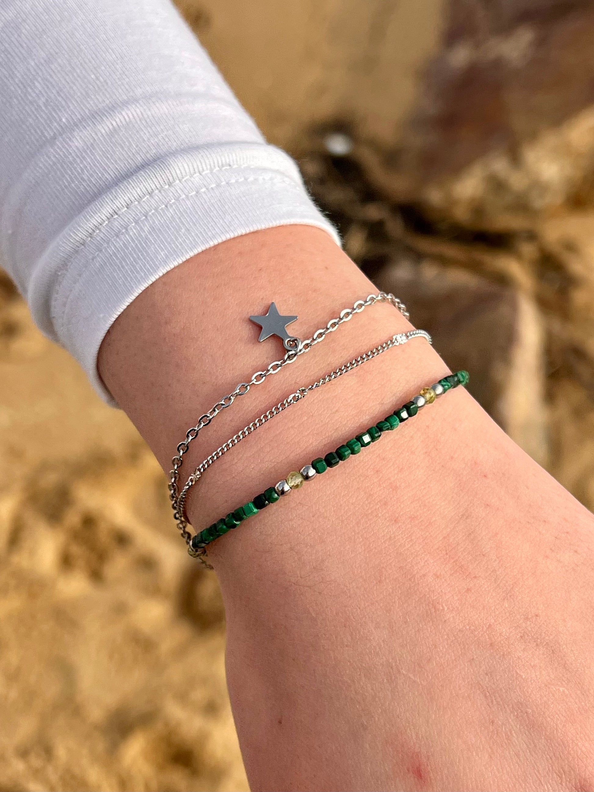 Bracelet STELLA, avec pierre de Malachite et Péridot, porté sur un poignet de femme.