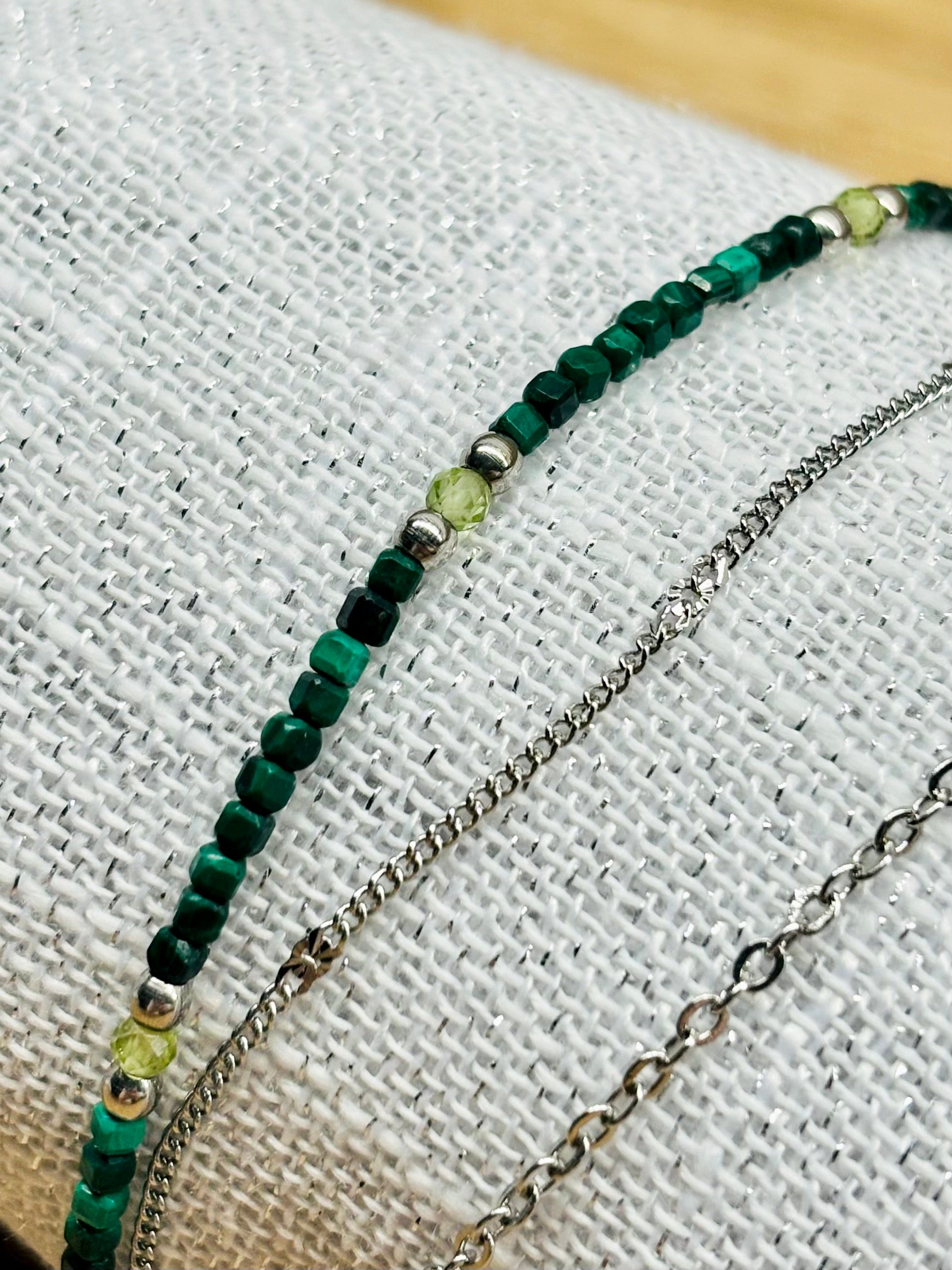 Bracelet STELLA, avec pierre de Malachite et Péridot, exposé sur un fond en lin.