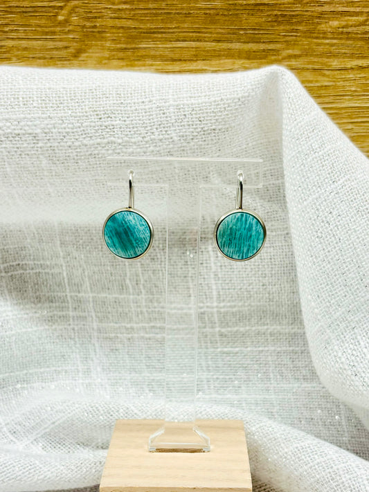 Boucles d'oreille THÉANA, avec pierre d'Amazonite, exposées sur un fond en lin.