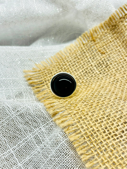 Bague THÉA, en argent et pierre d'Agate, sur un fond en lin et toile de jute.