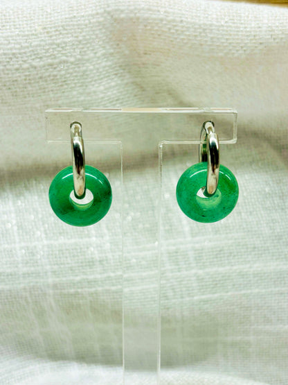 Boucles d'oreille THELMA, avec pierre d'Aventurine, exposées sur un fond en lin.