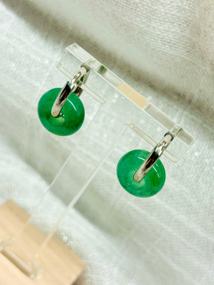 Boucles d'oreille THELMA, avec pierre d'Aventurine, exposées sur un fond en lin.