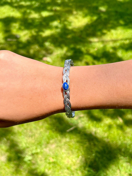 Bracelet YASMINE, avec pierre de Lapis-Lazuli, porté.
